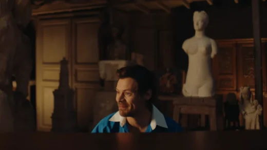 Harry Styles tocando piano entre esculturas no Musée Bourdelle durante performance de Carla's Song