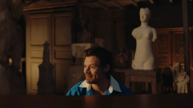 Harry Styles tocando piano entre esculturas no Musée Bourdelle durante performance de Carla's Song