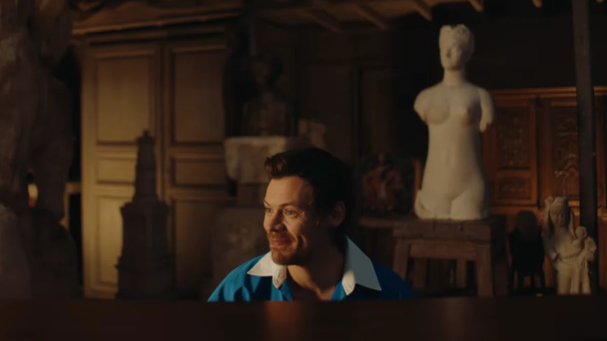 Harry Styles tocando piano entre esculturas no Musée Bourdelle durante performance de Carla's Song