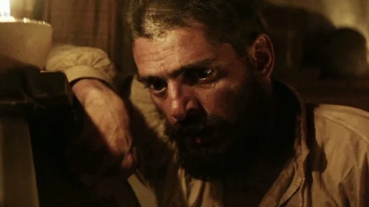 Cena do filme Joaquim (2017) mostrando Tiradentes em momento introspectivo no Brasil colonial