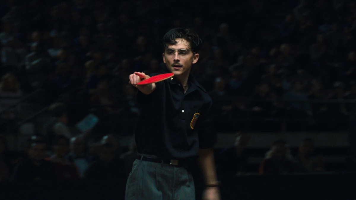 Marty Supreme estreia na Prime Video 1 Cena do filme Marty Supreme mostrando jogador de tênis de mesa em ação durante partida intensa
