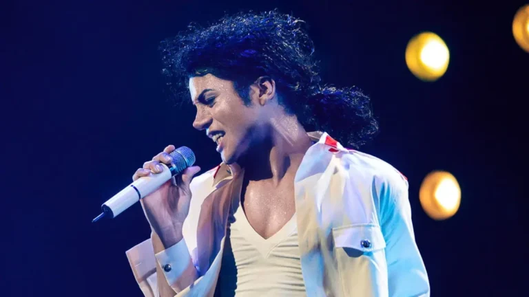 Michael (2026): o retrato controlado do Rei do Pop que evita suas próprias sombras 6 Michael Jackson em performance no filme Michael (2026), interpretado por Jaafar Jackson durante show no palco
