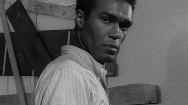 A Noite dos Mortos-Vivos 1968 Ben Duane Jones cena do filme em preto e branco
