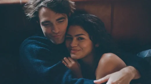 Robert Pattinson e Zendaya em cena íntima do filme O Drama (2026)