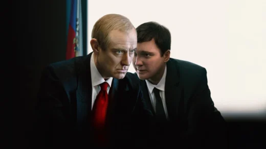 Cena do filme O Mago do Kremlin com personagem inspirado em Vladimir Putin e estrategista político interpretado por Paul Dano