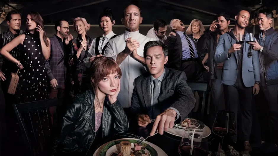 O Menu (2022) explicado: o significado do hambúrguer e a crítica escondida do filme 1 Elenco do filme O Menu (2022) reunido no restaurante Hawthorn com o chef Julian Slowik ao centro