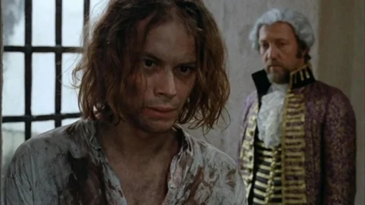 Cena do filme Os Inconfidentes (1972) mostrando Tiradentes preso durante a Inconfidência Mineira