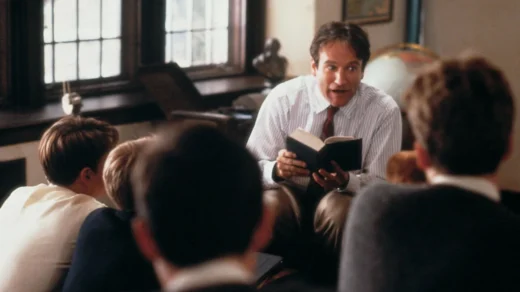 Professor John Keating ensinando poesia aos alunos em Sociedade dos Poetas Mortos