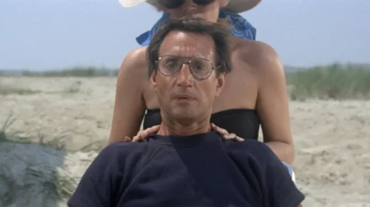 Cena do filme Tubarão mostrando Martin Brody tenso na praia enquanto observa o mar