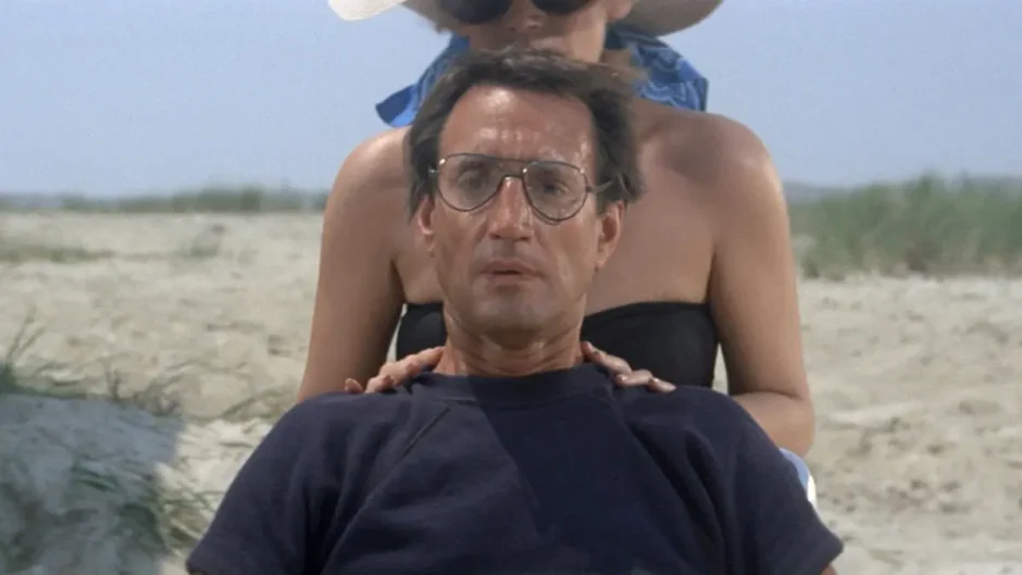 Cena do filme Tubarão mostrando Martin Brody tenso na praia enquanto observa o mar
