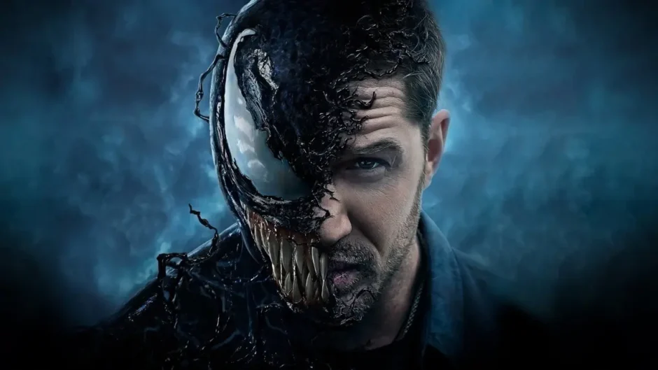 Eddie Brock metade humano metade Venom no filme Venom 2018 com simbionte cobrindo o rosto