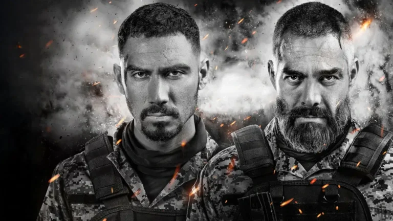 Dois soldados com expressão intensa em cena de Vingança Brutal (2026), thriller de ação mexicano disponível no Prime Video