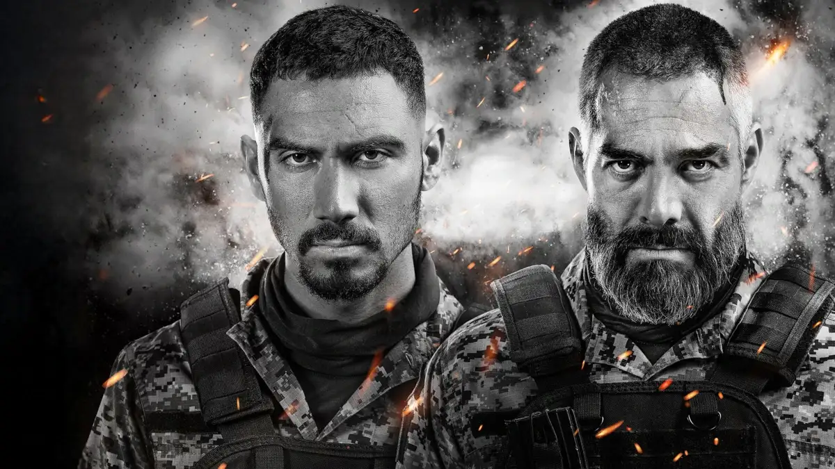 Dois soldados com expressão intensa em cena de Vingança Brutal (2026), thriller de ação mexicano disponível no Prime Video