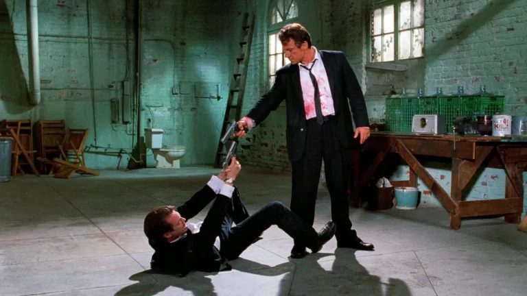 Cães de Aluguel (Reservoir Dogs): A Ética dos Criminosos Sem Nome 1 Mr. White e Mr. Pink no galpão em cena de Cães de Aluguel de Quentin Tarantino
