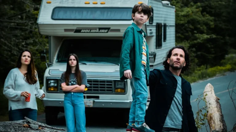 A morte de Jim Matthews em From: o conhecimento tem um preço 1 Jim Matthews com sua família na estrada em From antes dos eventos da 4ª temporada