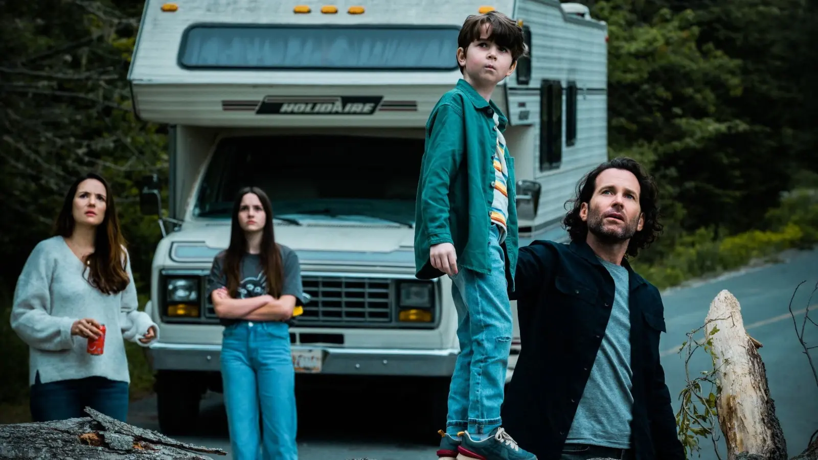 Jim Matthews com sua família na estrada em From antes dos eventos da 4ª temporada