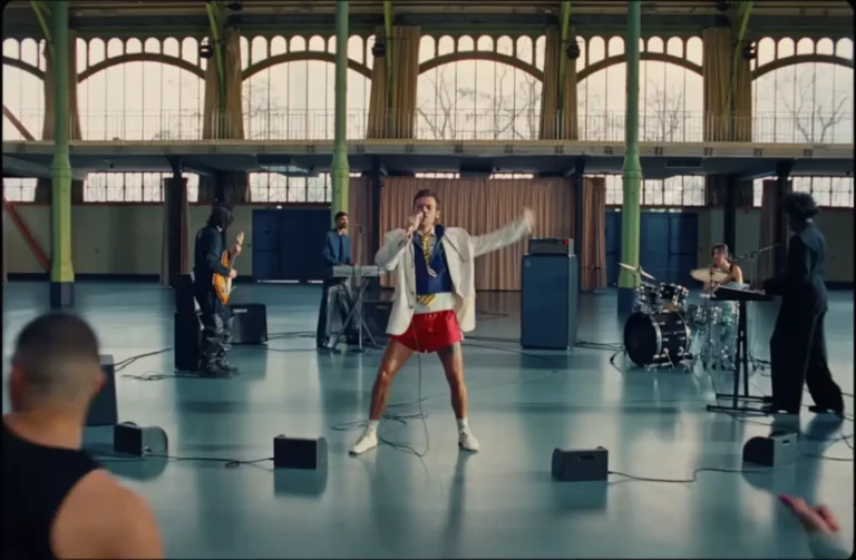 Harry Styles canta e dança em ginásio escolar no clipe Dance No More