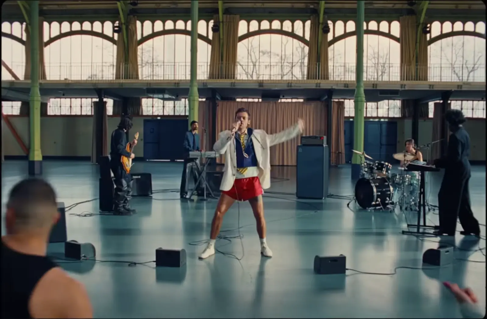 Harry Styles canta e dança em ginásio escolar no clipe Dance No More