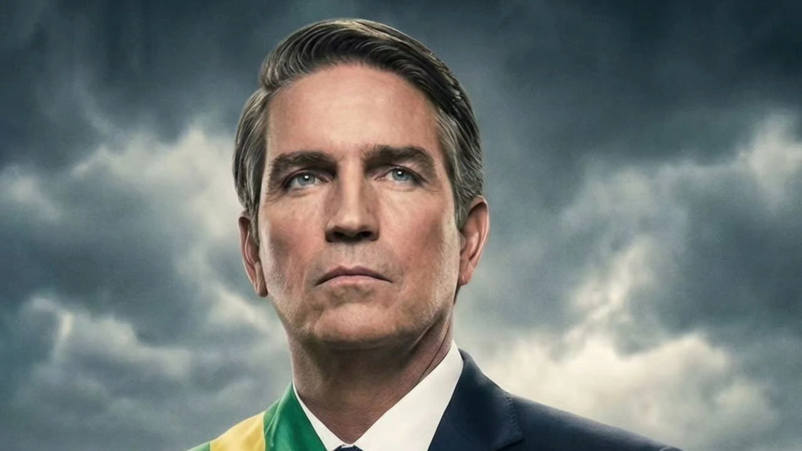 Jim Caviezel caracterizado como Jair Bolsonaro em imagem promocional de Dark Horse