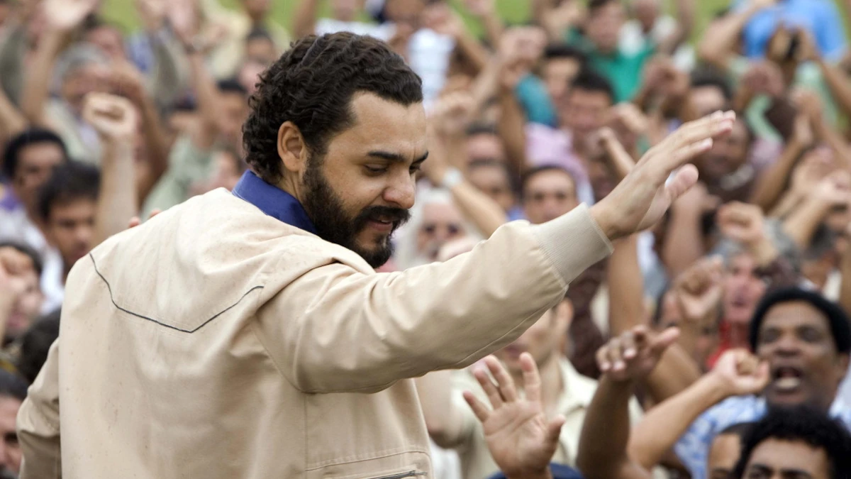Cena do filme Lula, o Filho do Brasil mostrando personagem inspirado no ex-presidente Lula