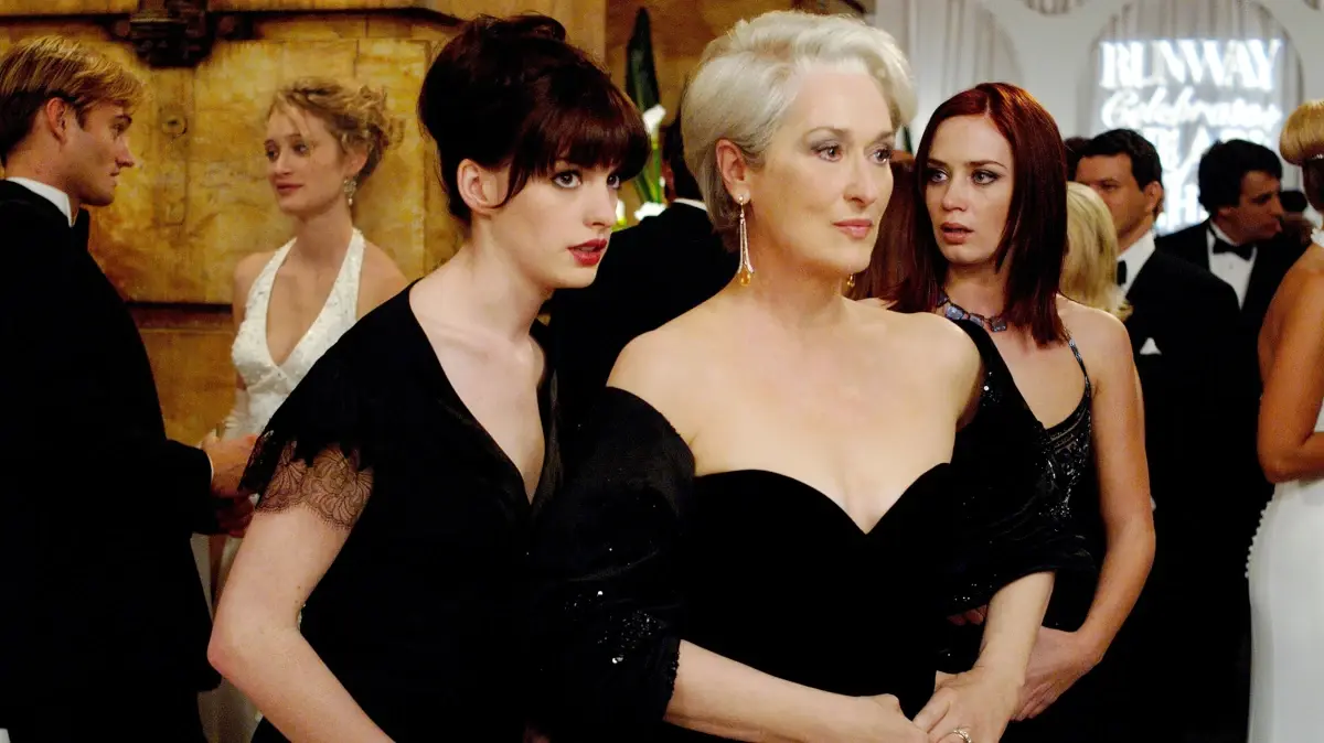 Miranda Priestly e Andy Sachs em evento de gala no filme O Diabo Veste Prada