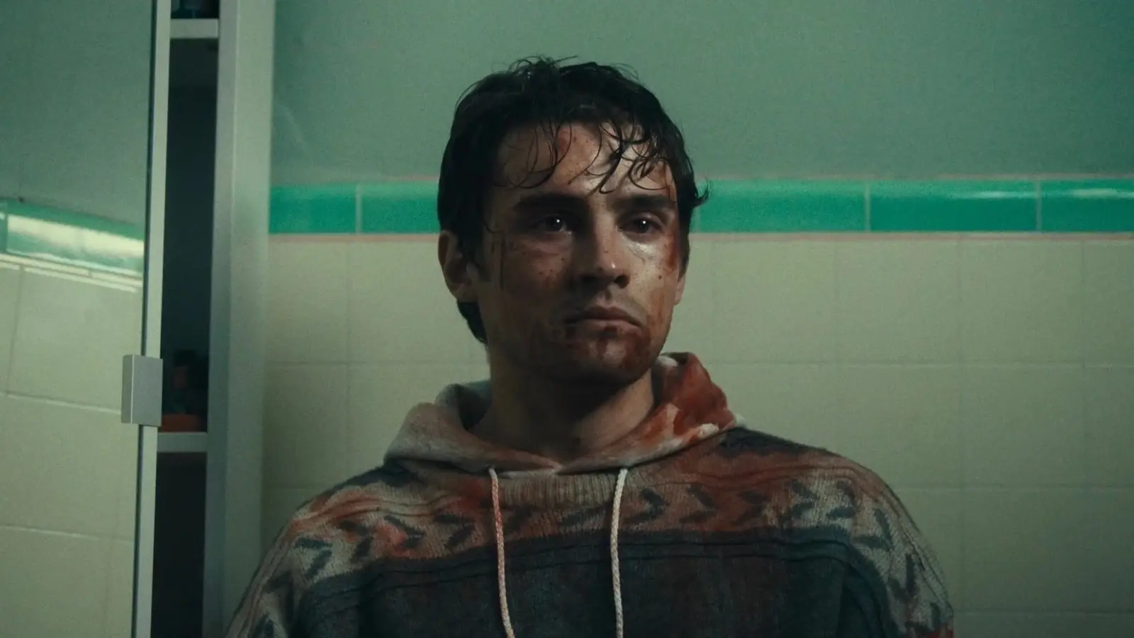 Obsessão (2026): Tudo Sobre o Final Perturbador 1 Bear coberto de sangue em cena do filme Obsessão (2026)