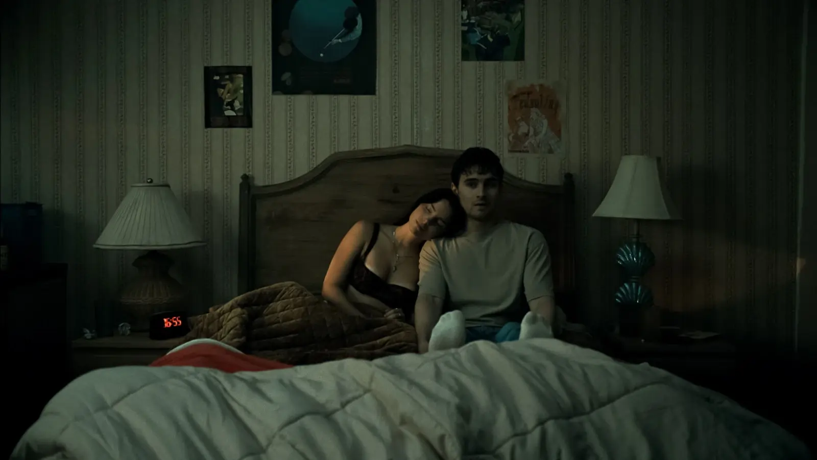 Obsessão (2026): explicação do terror psicológico sobre amor obsessivo 1 Nikki e Bear em cena de terror psicológico no filme Obsessão (2026)