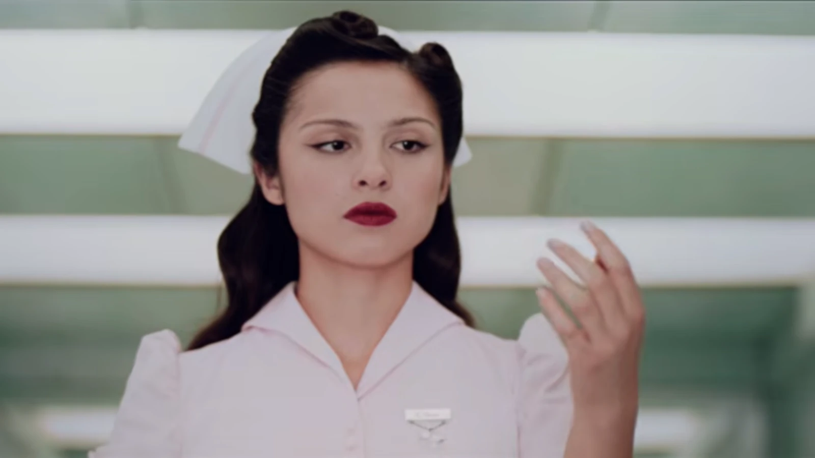 Olivia Rodrigo lança “the cure” e encontra sua música mais longa — e talvez mais inquieta 1 Cena do videoclipe “the cure”, de Olivia Rodrigo, mostrando a cantora em visual inspirado na estética retrô e atmosfera melancólica.