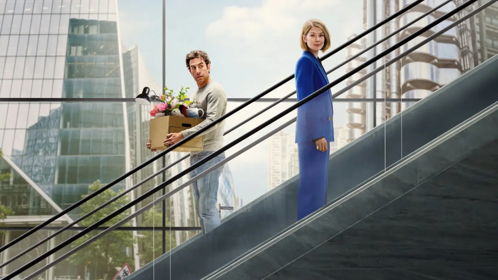 Primeiro as Damas: a sátira feminista que recua diante da própria crítica 1 Sacha Baron Cohen e Rosamund Pike em cena de Primeiro as Damas, filme da Netflix sobre inversão de gênero