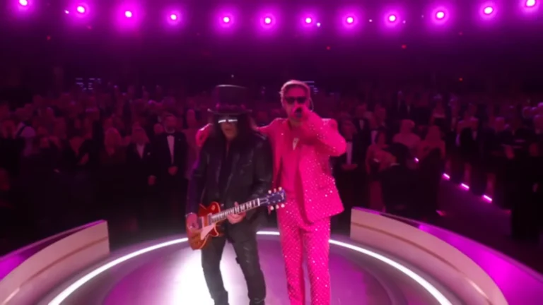 KENERGY PURA: A NOITE EM QUE RYAN GOSLING DOMINOU O OSCAR 4 Ryan Gosling se apresenta com Slash durante “I’m Just Ken” no Oscar 2024 em palco iluminado de rosa.