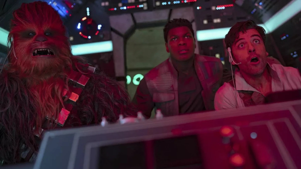 Personagens de Star Wars A Ascens&atilde;o Skywalker em cena dentro da Millennium Falcon