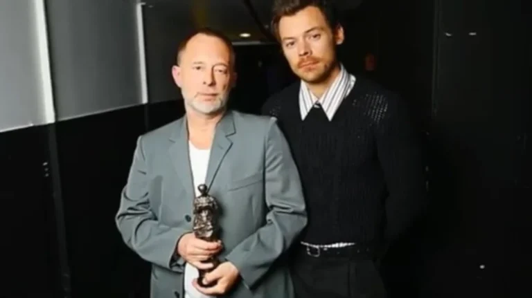 Thom Yorke recebe a maior honraria da composição britânica — e o prêmio revela por que influência vale mais que sucesso 2 Thom Yorke segura o troféu Fellowship ao lado de Harry Styles durante o Ivor Novello Awards 2026 em Londres