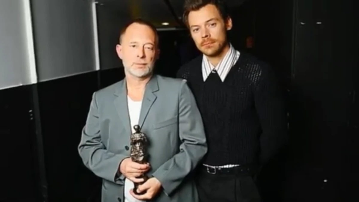 Thom Yorke recebe a maior honraria da composição britânica — e o prêmio revela por que influência vale mais que sucesso 1 Thom Yorke segura o troféu Fellowship ao lado de Harry Styles durante o Ivor Novello Awards 2026 em Londres
