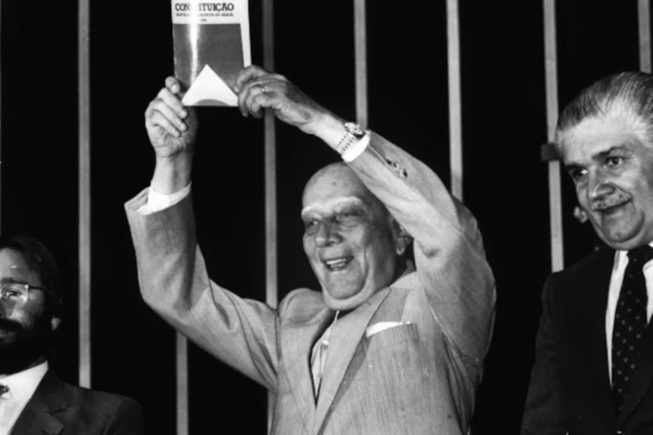 Ulysses Guimarães segurando a Constituição de 1988 durante a promulgação em Brasília