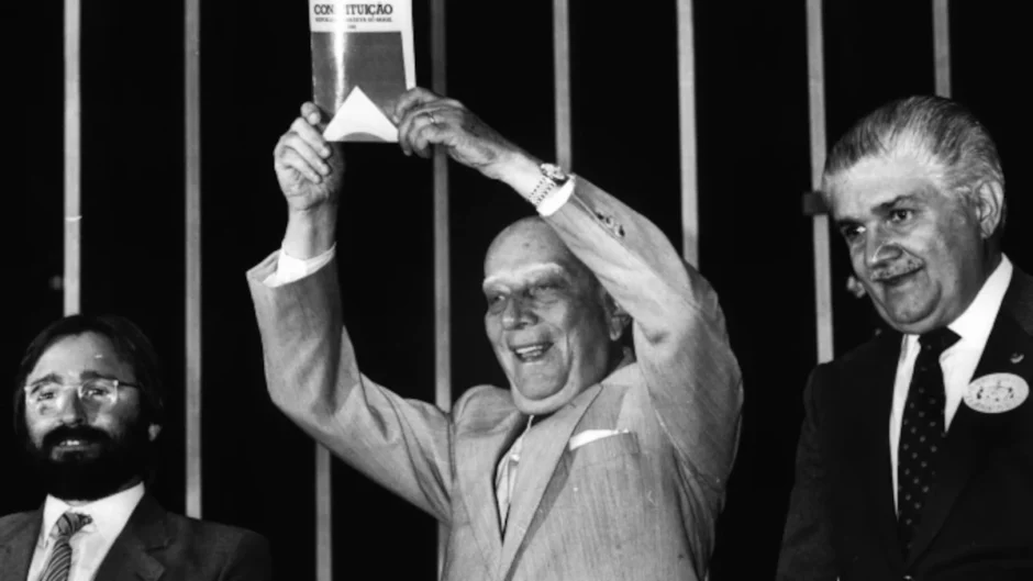 Ulysses Guimarães segurando a Constituição de 1988 durante a promulgação em Brasília