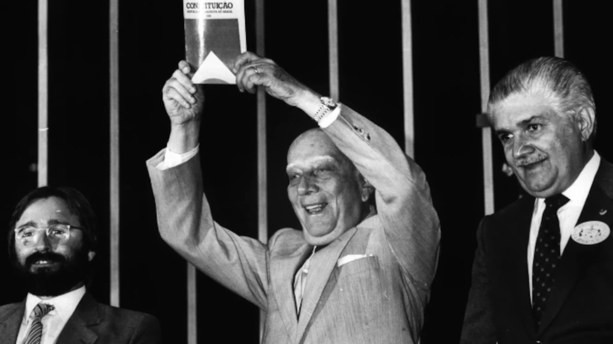 Ulysses Guimarães segurando a Constituição de 1988 durante a promulgação em Brasília