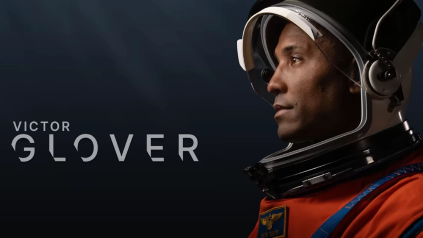 Retrato do astronauta Victor Glover usando traje espacial durante divulgação da missão Artemis II.
