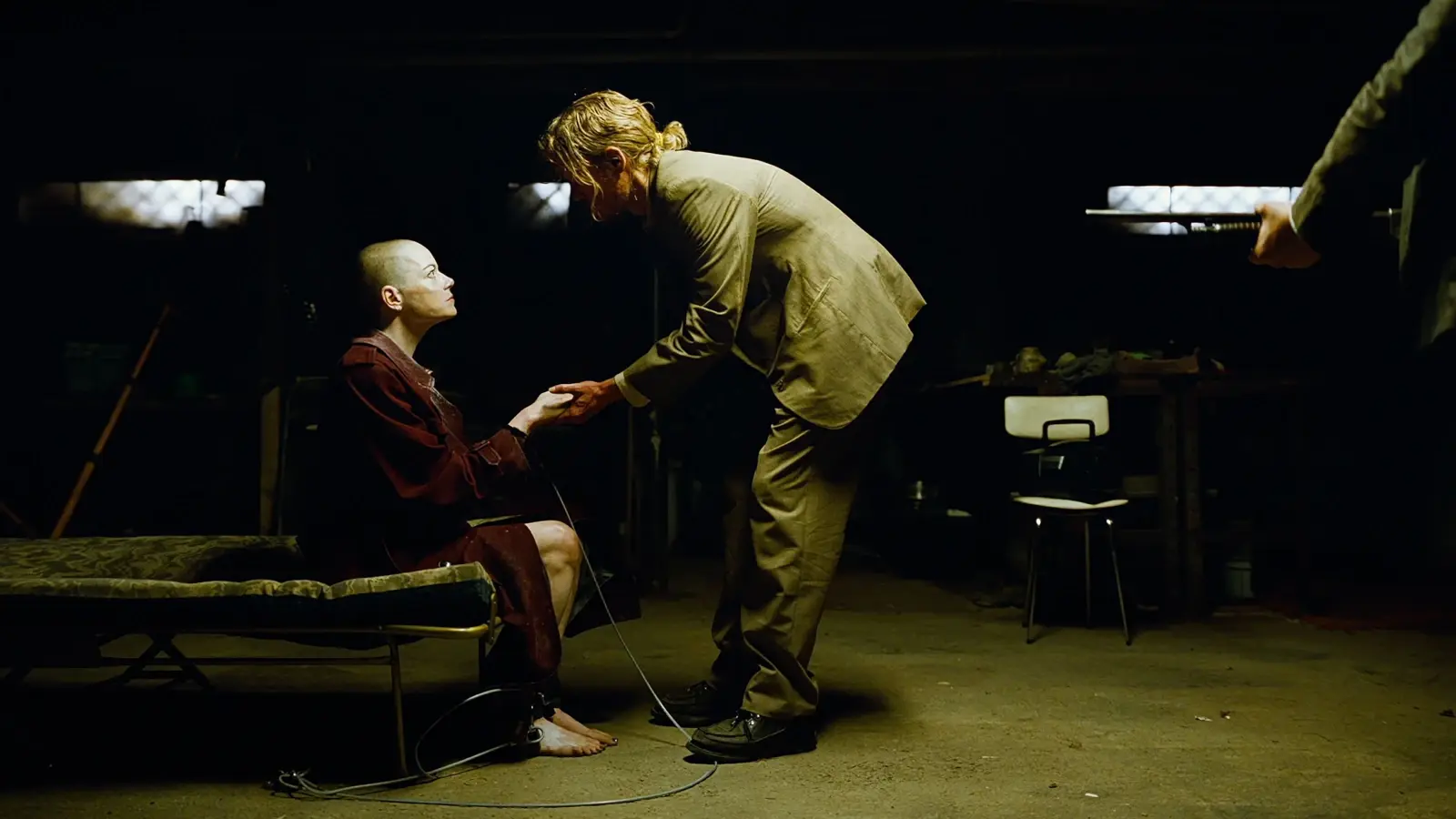 Bugonia: o final explicado e o que Lanthimos realmente quis dizer sobre o capitalismo 1 Michelle é interrogada por Teddy em uma cena de Bugonia, filme de Yorgos Lanthimos com Emma Stone e Jesse Plemons.