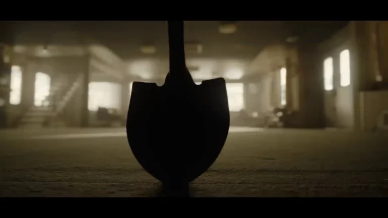 Silhueta de uma pá em primeiro plano no trailer de Digger, filme estrelado por Tom Cruise.