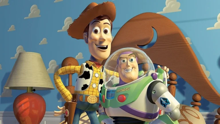 Toy Story (1995): o filme que matou o desenho animado tradicional 2 Woody e Buzz Lightyear em cena de Toy Story (1995), primeiro longa-metragem totalmente animado por computador.