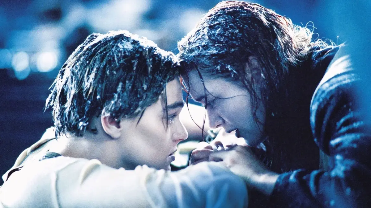 Jack poderia ter se salvado no Titanic? A física por trás da cena que dividiu opiniões por 25 anos 1 Jack e Rose se despedem na água gelada durante a cena final de Titanic, momento que originou o debate sobre a sobrevivência de Jack.
