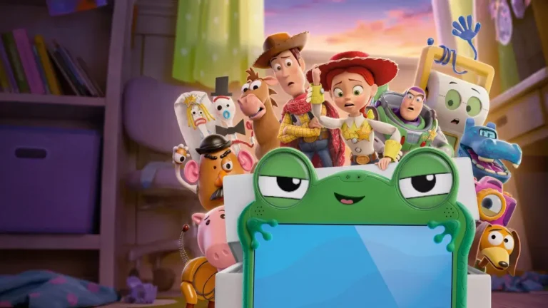 Woody, Jessie, Buzz Lightyear e outros brinquedos observam o tablet Lilypad em uma cena de Toy Story 5.