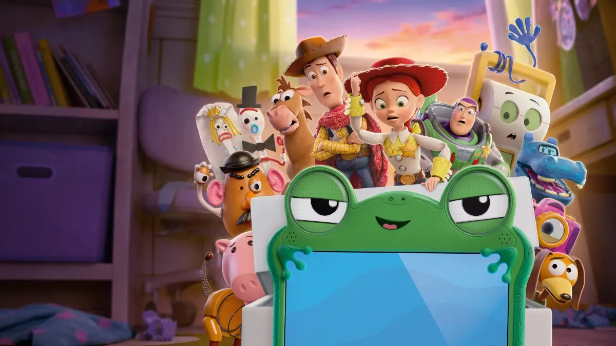 Woody, Jessie, Buzz Lightyear e outros brinquedos observam o tablet Lilypad em uma cena de Toy Story 5.