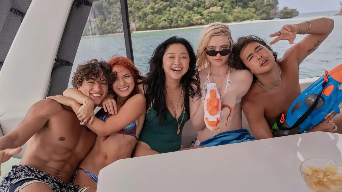 Grupo de cinco amigos posa sorrindo em um barco durante um passeio no mar, momentos antes dos acontecimentos de A Boca do Diabo.