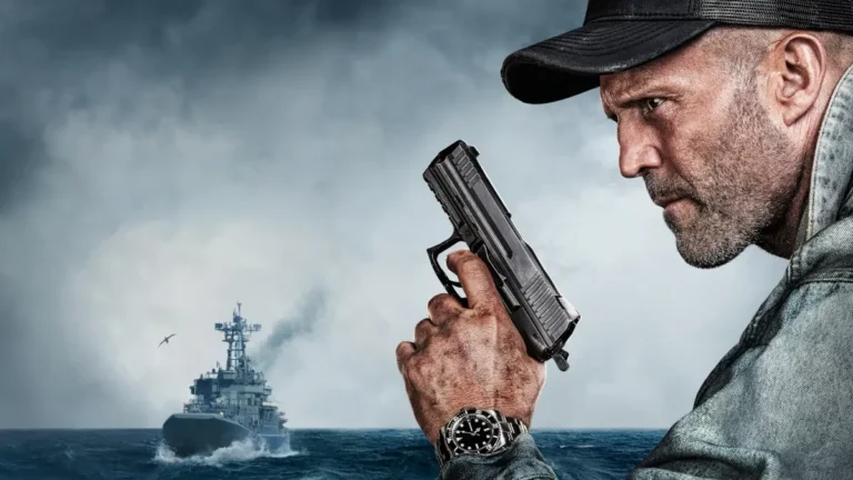 Código: Vingança: o que esperar do novo filme de ação de Jason Statham 2 Jason Statham armado diante de um navio em alto-mar em Código: Vingança