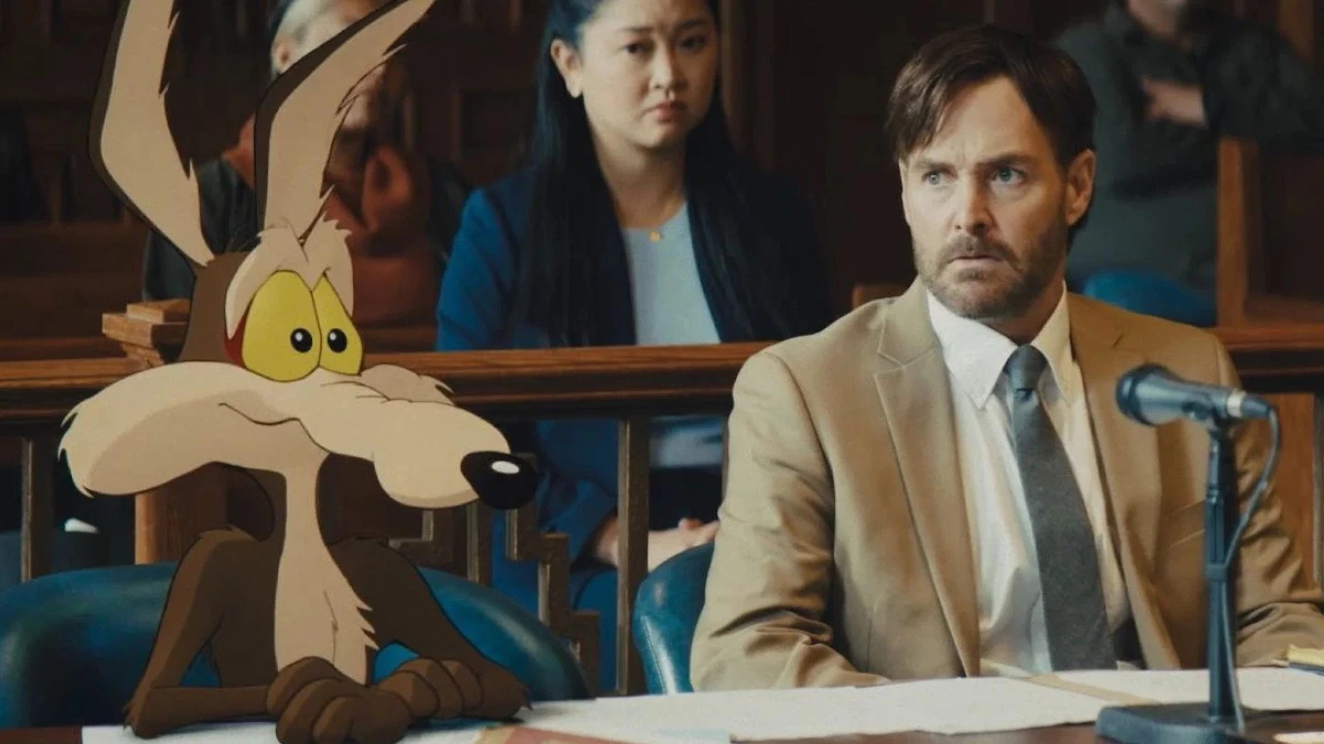 Coyote vs. Acme: a vingança do perdedor eterno finalmente compensa 1 Coiote ao lado de um advogado em tribunal em Coyote vs. Acme