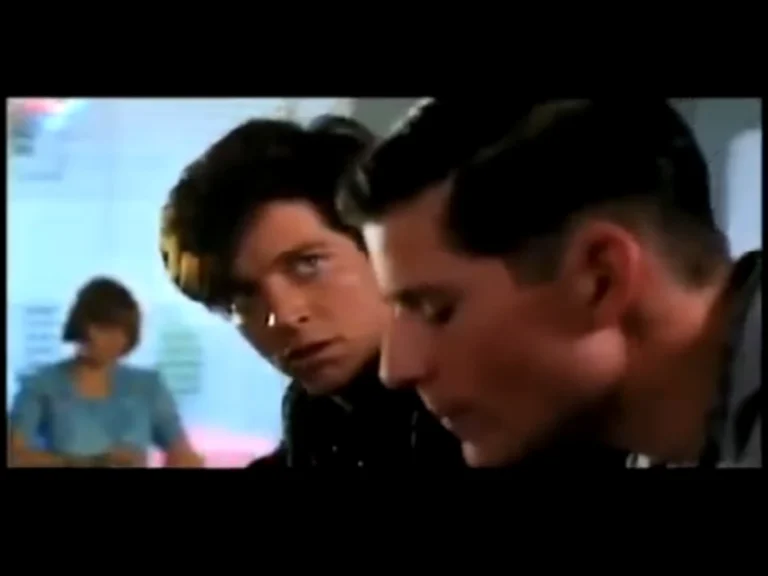 Eric Stoltz e o De Volta para o Futuro que nunca existiu 2 Eric Stoltz interpreta Marty McFly em cena rara das filmagens originais de De Volta para o Futuro antes de ser substituído por Michael J. Fox.