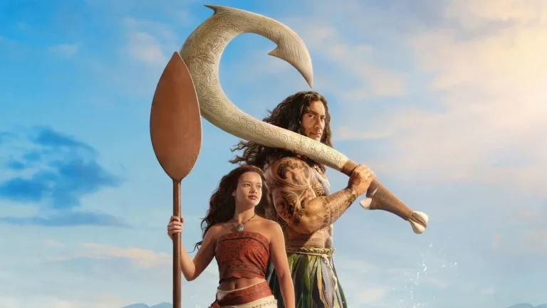 Moana e Maui em imagem promocional do live-action da Disney, com o semideus segurando seu anzol gigante diante do oceano.