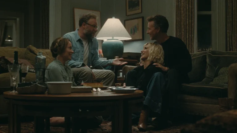 Os quatro protagonistas de O Convite conversam durante um jantar no apartamento de Joe e Angela, cenário principal do filme dirigido por Olivia Wilde.