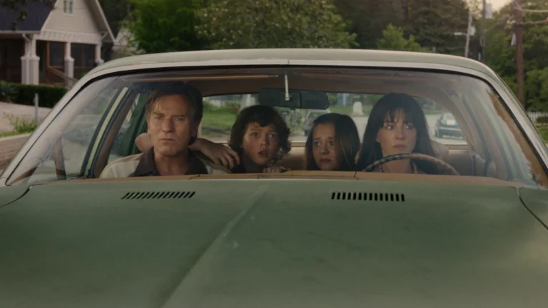 Família dentro de um carro em O Fim da Rua, filme de David Robert Mitchell